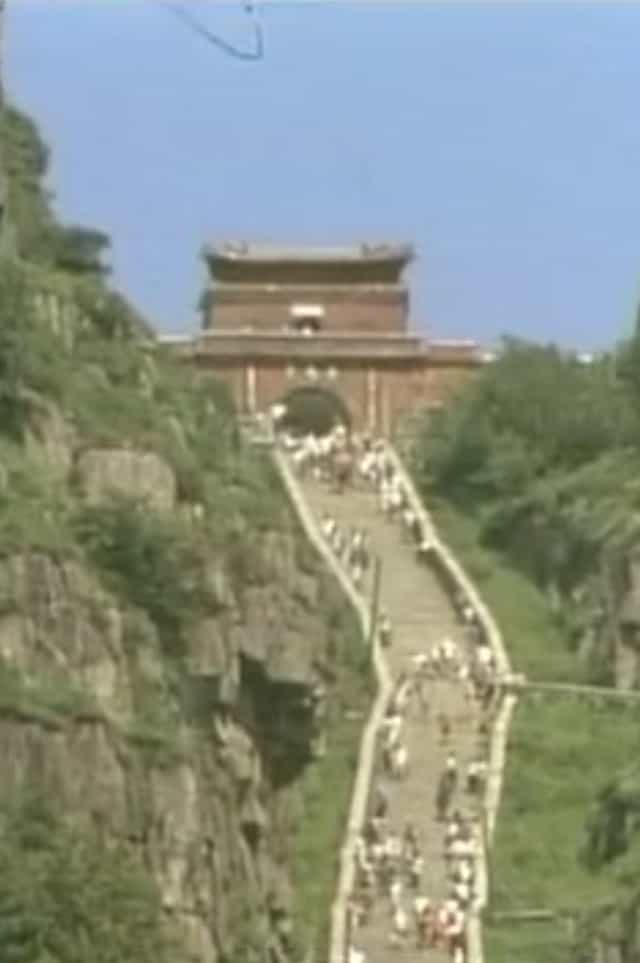 1351032
