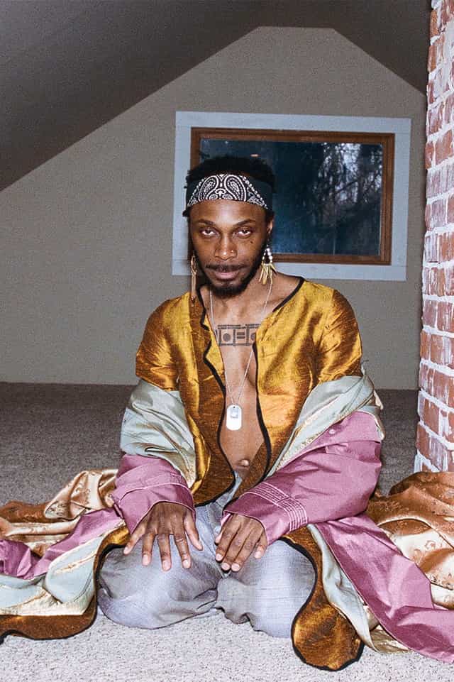 879563
