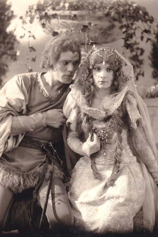 1080733
