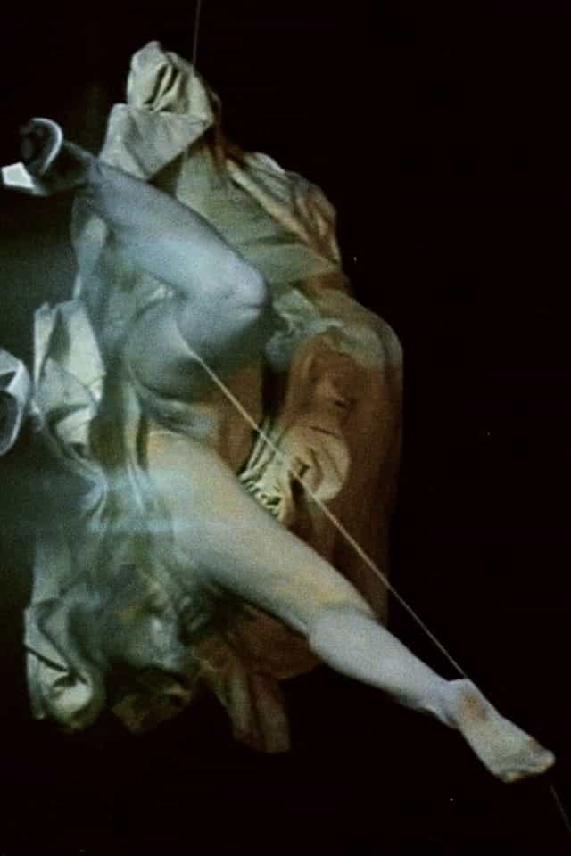 608527
