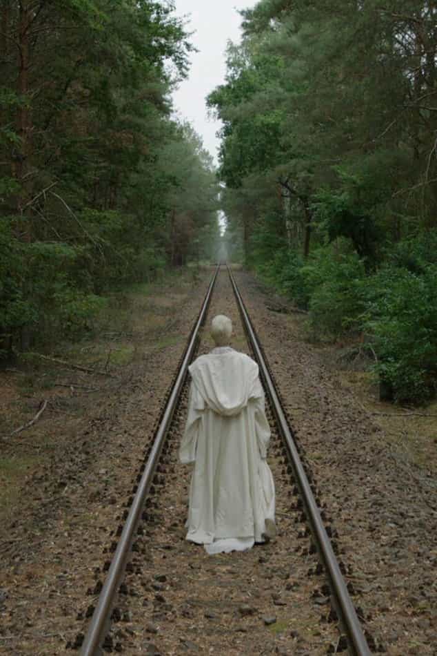 918876