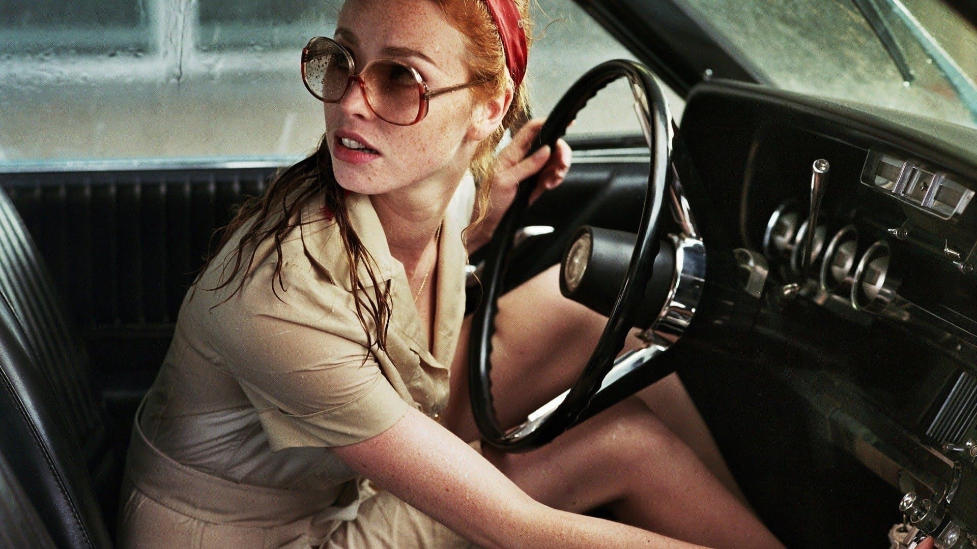 La Dame dans l'auto avec des lunettes et un fusil
