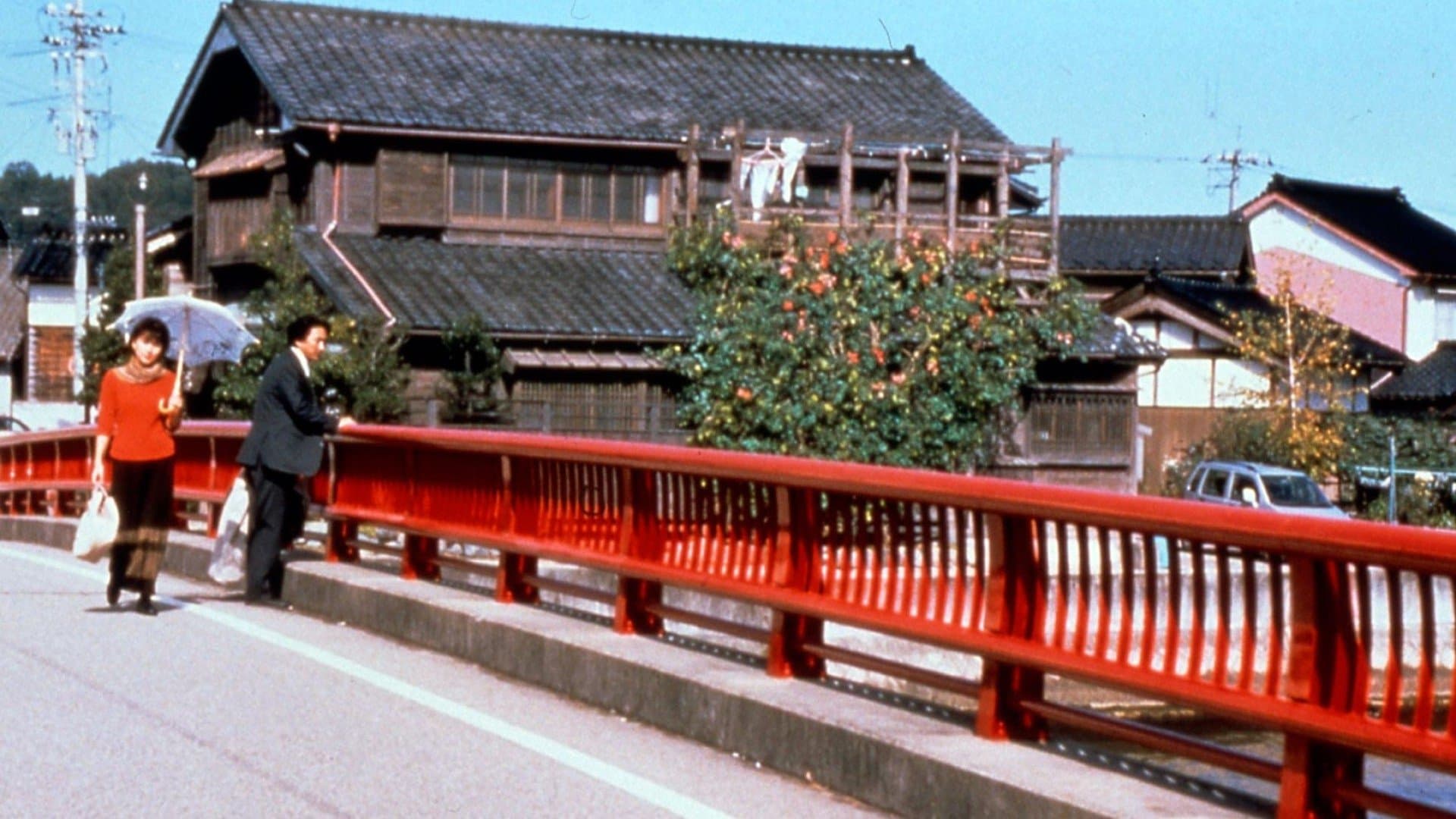 赤い橋の下のぬるい水